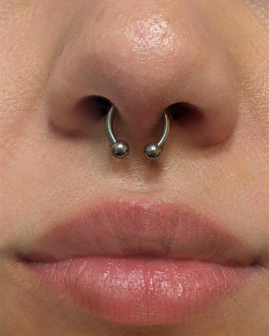 Piercing septum cu bijuterie din titan