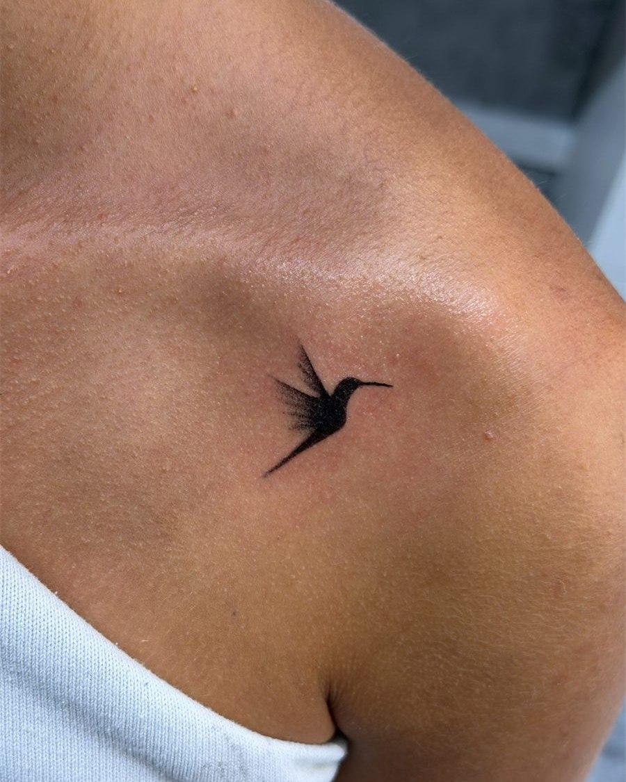Tatuaj minimalist colibri – Studio Venus Sibiu