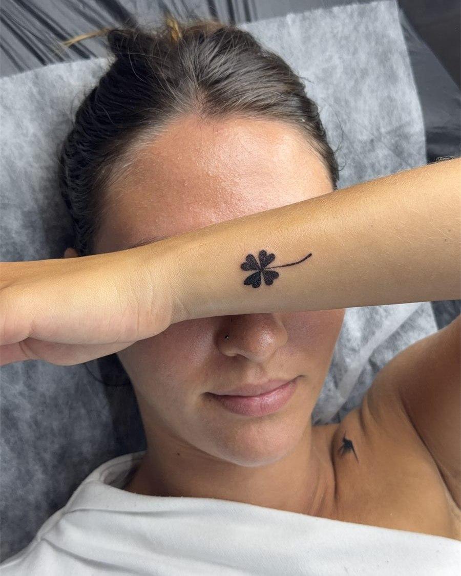Micro tatuaj trifoi