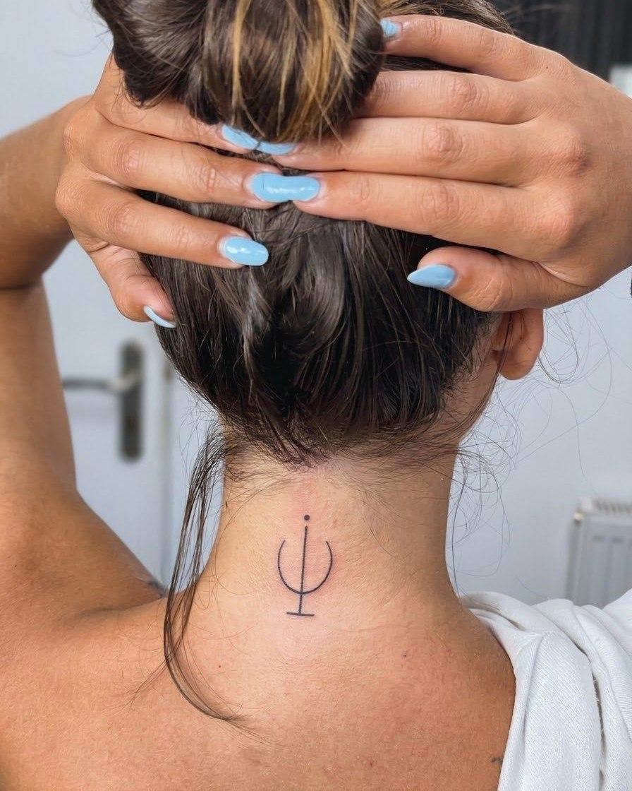 Tatuaj minimalist pe ceafă, fine line – Studio Venus Sibiu